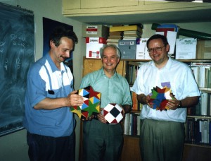 Krzysztof Ciesielski (z prawej) ze Zdzisławem Pogodą (z lewej) oraz Ianem Stewartem (w środku)